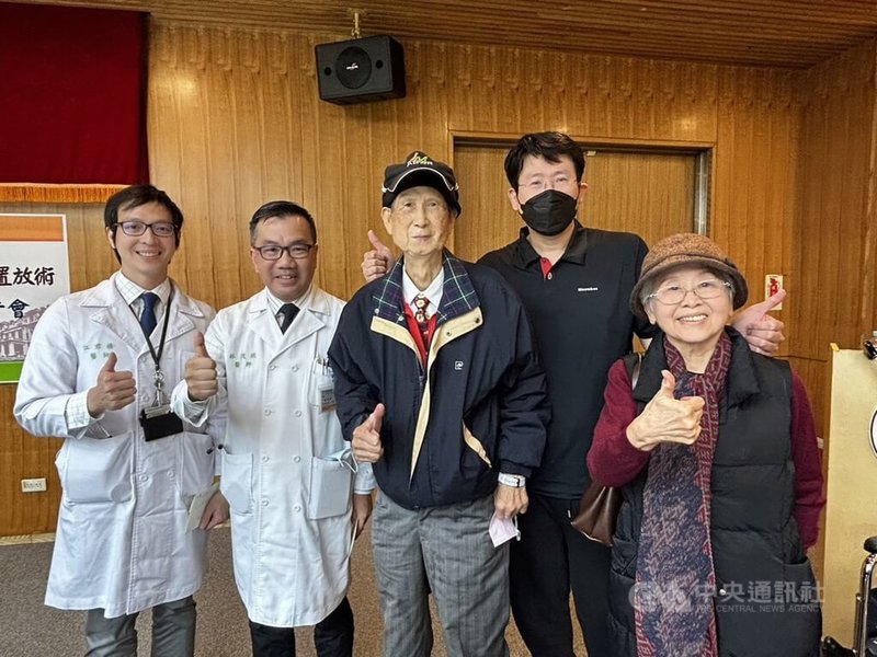 82歲周先生（中）因嚴重三尖瓣膜逆流合併右心衰竭，在台大醫院接受免開心的上下腔靜脈支架瓣膜置放術後重生，成為這項新式手術台灣首例、領先日韓。中央社記者沈佩瑤攝  112年12月13日