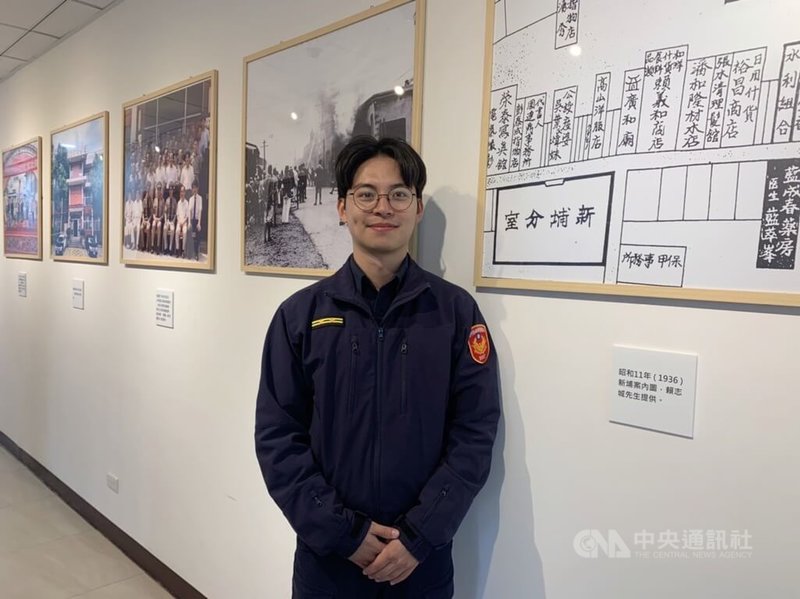 新竹縣政府警察局新埔分局原址重建,13日落成啟用,新埔分局三組組長黃俊彰表示,分局內展示昭和11年(1936年)的「新埔案內圖」(意指當時新埔分局指引位置圖),從此圖可見新埔分局的位置至今未變,長久以來守護地方治安。中央社記者郭宣彣攝 112年12月13日