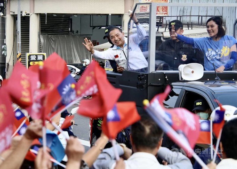 國民黨總統參選人侯友宜（車上前左）13日南下高雄拚選情，與黨籍立委參選人李眉蓁（車上前右）進行車隊掃街，沿途向路旁民眾揮手致意，爭取支持。中央社記者董俊志攝  112年12月13日