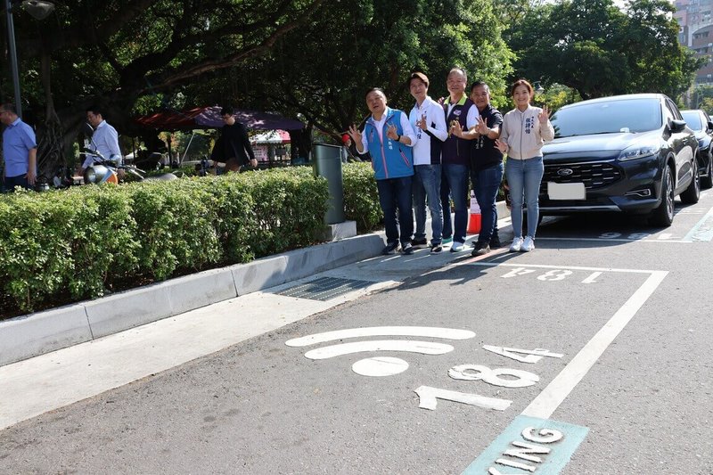 彰化縣員林市公所推動路邊智慧停車服務，在員林火車站周邊等熱區124席路邊停車格設置智慧停車柱與4座路側智慧停車費查詢機，11月底建置完成，鎮公所13日對外說明，員林市長游振雄（右5）等人出席。（員林市公所提供）中央社記者蕭博陽彰化縣傳真  112年12月13日