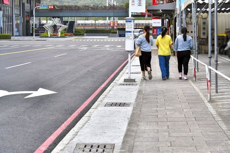 高鐵左營站車站周邊旅運往來流量大，重愛路原有人行道寬度日漸不符需求，高雄市工務局近期改善重愛路（高鐵路至文府路）人行道及路面環境，將人行道從原有的1.6公尺加寬至2.4公尺。（工務局道路養護工程處提供）中央社記者林巧璉傳真  112年12月13日