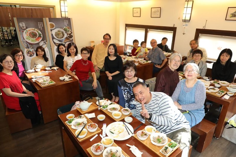 紀州庵文學森林13日舉行「雙珠作家私房菜」新菜發表會，並由飲食作家蔡珠兒（左6）、洪愛珠（中左，黑衣者）上菜，用食物訴說文學故事。（紀州庵文學森林提供）中央社記者邱祖胤傳真  112年12月13日