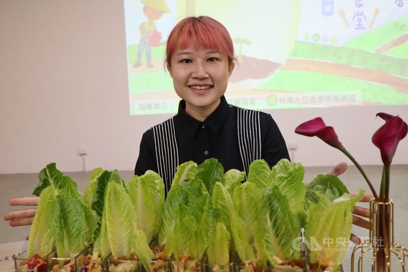 農糧署指導台灣大豆產業策略聯盟成員「花蓮好生活農業勞動合作社」舉辦料理工作坊，13日舉辦記者會分享學員們研發的10道國產大豆食譜。學員楊雯安將蝦鬆改為天貝鬆製作成沙拉，相當新鮮美味。中央社記者李先鳳攝  112年12月13日
