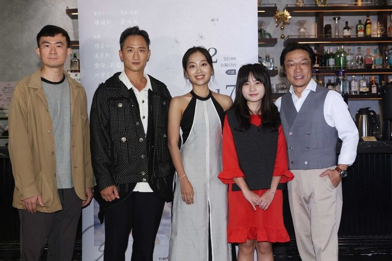 公視人生劇展「彈味中的嬰孩」13日舉辦媒體茶敘,導演劉純佑(左起)、演員高英軒、楊富江、何潔柔與劉馥緣出席。(公視提供)中央社記者葉冠吟傳真 112年12月13日