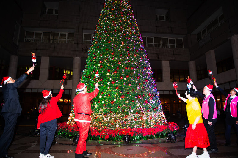 中國文化大學與億光智能科技公司聯手打造高達12公尺的大型耶誕樹，13日傍晚正式點燈，歡迎民眾前來拍照打卡留念。（文大提供）中央社記者許秩維傳真  112年12月13日