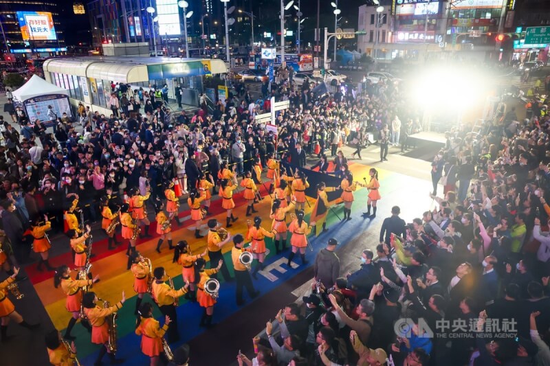日本京都橘高校吹奏樂部有「橘色惡魔」之稱,近日再度訪問台灣,12日晚間團員快閃台北西門町商圈演出,在台北捷運西門站6號出口前廣場擠滿圍觀人潮。中央社記者王騰毅攝 112年12月12日