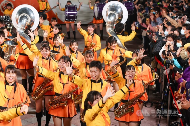 日本京都橘高校吹奏樂部以「橘色惡魔」稱號聞名國際,12日晚間現身台北西門町踩街演出,並在紅樓廣場定點演奏多首曲目,受到現場圍觀群眾熱情歡呼。中央社記者王騰毅攝 112年12月12日