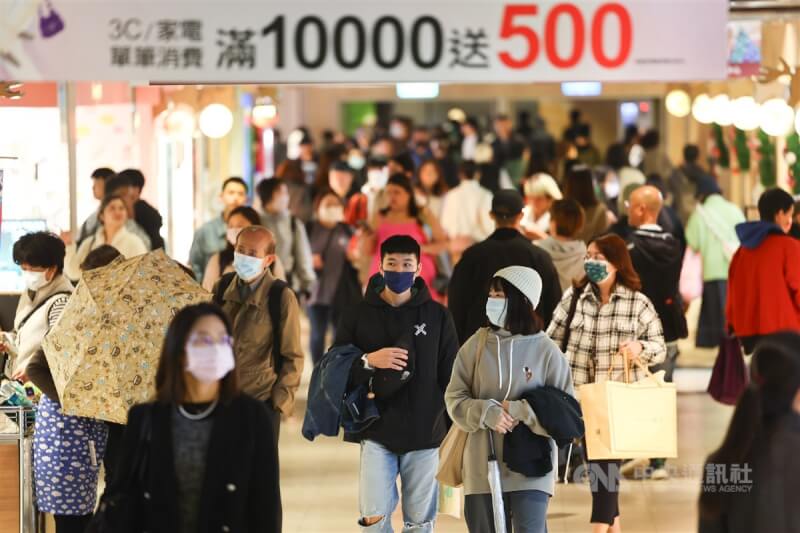圖為台北京站時尚廣場午後逛街購物人潮。（中央社檔案照片）