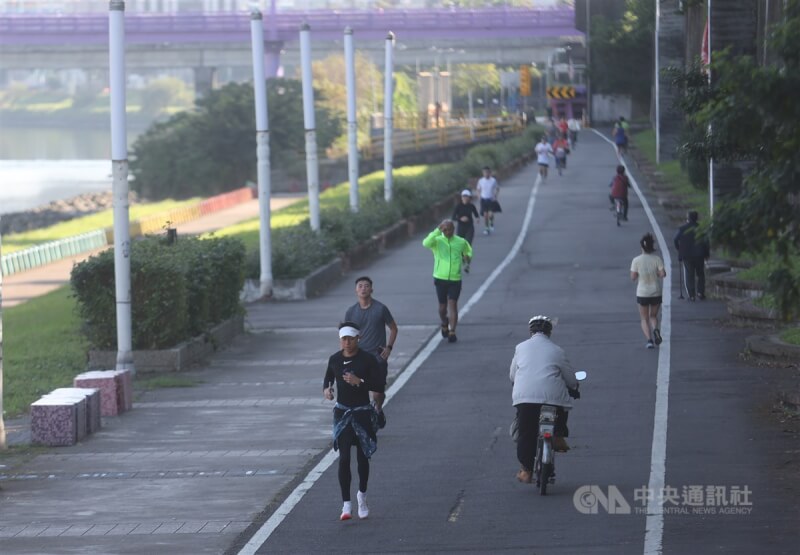 圖為民眾在台北市河濱公園運動。（中央社檔案照片）