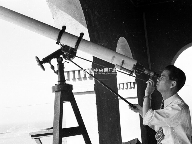美氣象專家史密斯（MR.HARLAN J.SMITH）以「光電管觀測儀」觀測日蝕時日光的強光，這個儀器上裝有最精密的石英電子鐘。（中央社檔案照片）