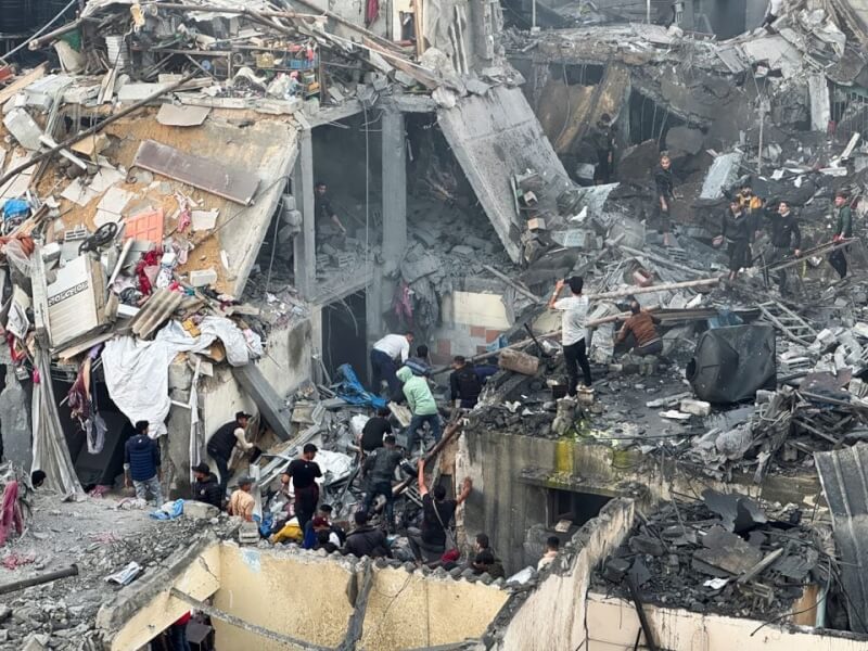 圖為12日加薩南部房屋遭以色列空襲成廢墟。（路透社）