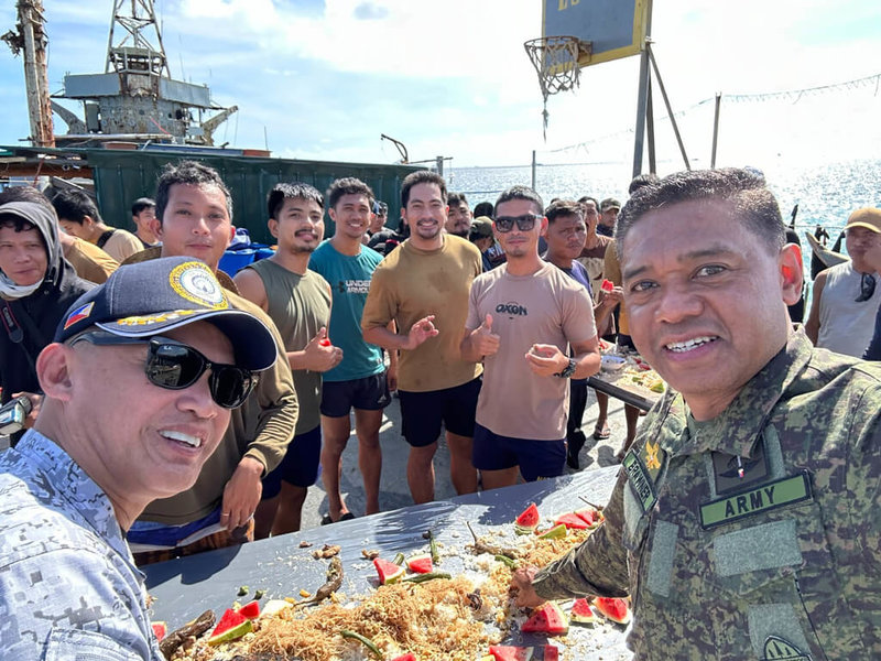 菲律賓參謀總長布勞納（前右）10日登上擱淺在南海仁愛暗沙的軍艦「馬德雷山號」，成為首位在任內登上「馬德雷山號」的菲國參謀總長。（菲律賓軍方提供）中央社記者陳妍君馬尼拉傳真 112年12月14日