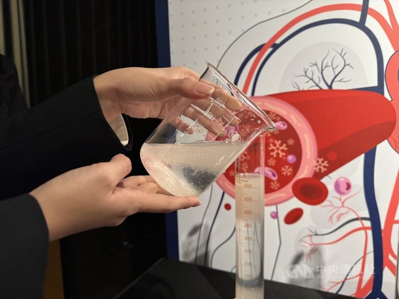 華氏巨球蛋白血症(WM)是淋巴瘤中極少見的1種惡性分型,秀傳醫療體系彰化院區癌症醫院院長張正雄14日在衛教記者會說明,巨球蛋白是指患者體內的免疫球蛋白(IgM)過度增生,導致血液黏稠。中央社記者沈佩瑤攝 112年12月14日
