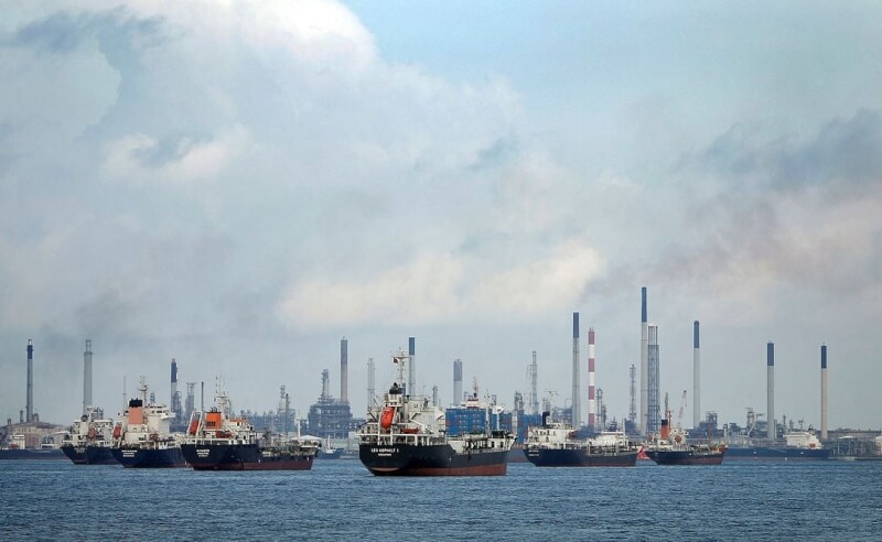 圖為新加坡毛廣島煉油廠前停泊的船隻。（路透社）