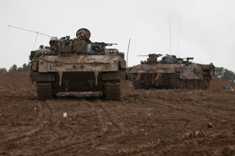 以色列軍人13日在加薩邊境進行軍事演習。（路透社）