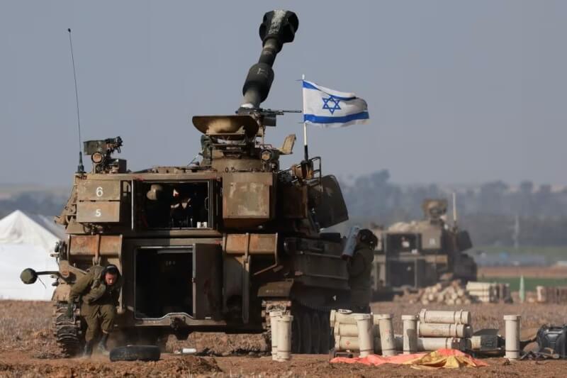 以色列軍人12日在加薩邊境作戰。（路透社）