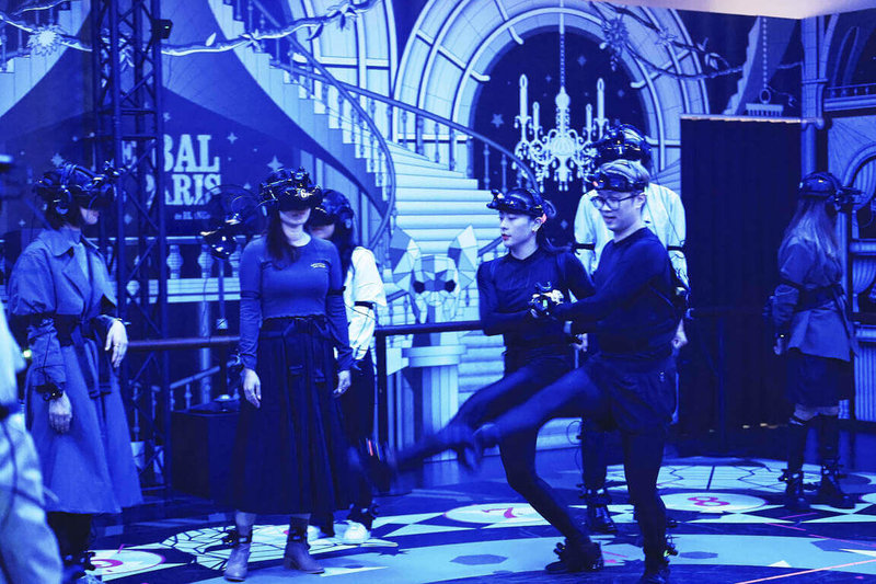 沉浸式作品「巴黎舞會」曾獲2021年威尼斯影展最佳VR體驗獎，如今推出台北場升級版，並增添多重感官體驗，即日起在國立台灣科學教育館開演。（HTC VIVE Arts提供）  中央社記者趙靜瑜傳真  112年12月14日