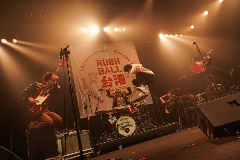 日本關西老牌音樂祭RUSH BALL相隔5年再來台灣舉辦，13日起在台中、台北連兩天開唱，並邀請4組日本樂團同歡。圖為搖滾樂團go！go！vanillas。（好玩國際文化提供）中央社記者葉冠吟傳真  112年12月14日