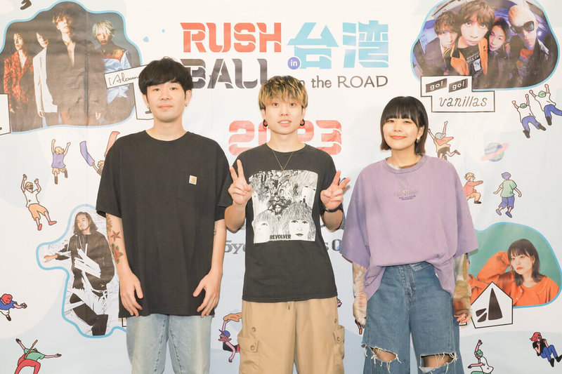 日本關西老牌音樂祭RUSH BALL台北場14日舉辦,曾登日本紅白歌合戰的日本樂團Saucy Dog首度在台灣演出,左起為貝斯手秋澤和貴、主唱石原慎也、鼓手せとゆいか。(好玩國際文化提供)中央社記者葉冠吟傳真 112年12月14日
