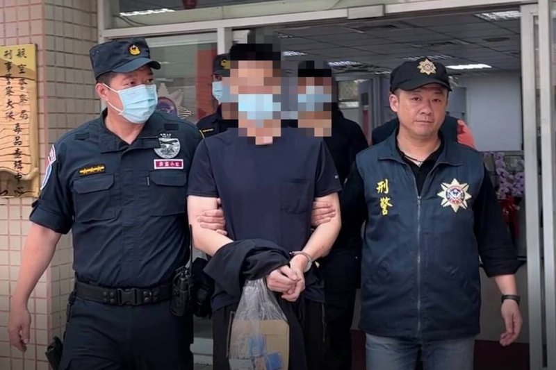 內政部警政署航空警察局與財政部關務署台北關14日宣布查獲寄往美國紐約的燈具包裹夾藏第4級毒品、俗稱一粒眠的硝西泮共960顆,警方溯源逮捕4人,以違反毒品危害防制條例罪嫌送辦,並對境外鄭姓女主嫌發布通緝。(航空警察局提供)中央社記者吳睿騏桃園機場傳真 112年12月14日