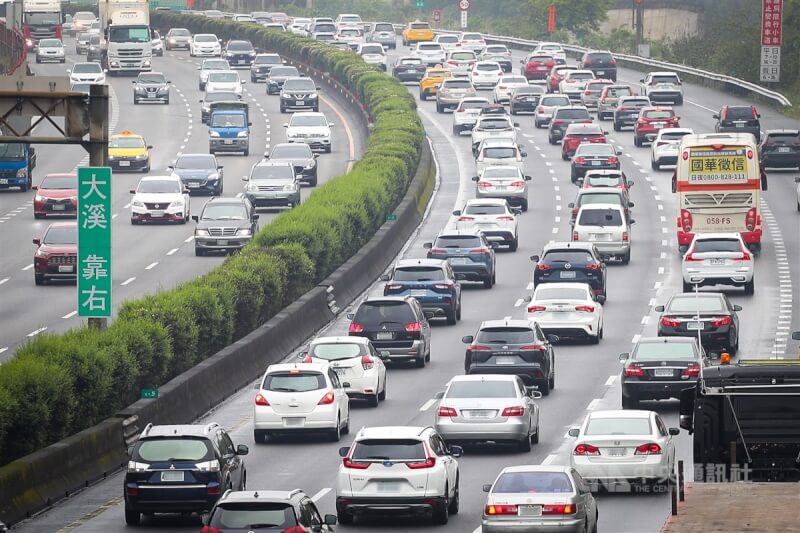 圖為國道3號三鶯到大溪南下路段車流量大。（中央社檔案照片）