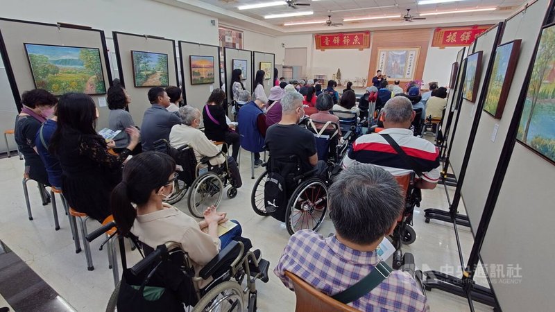 侯承平半生奉獻給弱勢群族,他在嘉義市九華山地藏庵菩提樓舉辦的畫展10日開幕,曾經被他幫助過的人,一起學畫的人都前來祝賀,場面溫馨。中央社記者蔡智明攝 112年12月14日