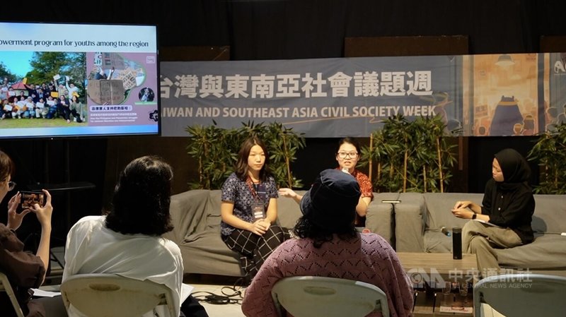 台灣亞洲公民未來協會13日與印尼法扶基金會（YLBHI）合辦論壇，吸引多個關注勞工、能源、性別平權的公民團體參與，彼此就民主、法律及人權等議題進行深度討論及交流。中央社記者李宗憲雅加達攝 112年12月14日