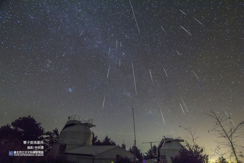 圖為雙子座流星雨劃越天際的美景，拍攝於鹿林天文台。（圖取自台北天文館網頁tam.gov.taipei）