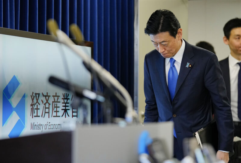 已遞交辭呈的日本經濟產業大臣西村康稔（前）被週刊爆出舉辦虛構的政治資金募款餐會。（共同社）