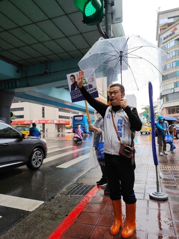 立委選戰倒數,國民黨台北市第6選區(大安)立委參選人羅智強(前右)表示,對手會在最後階段提出很多行動,但自己就是持續努力耕耘及應戰。(羅智強辦公室提供)中央社記者劉建邦傳真 112年12月14日