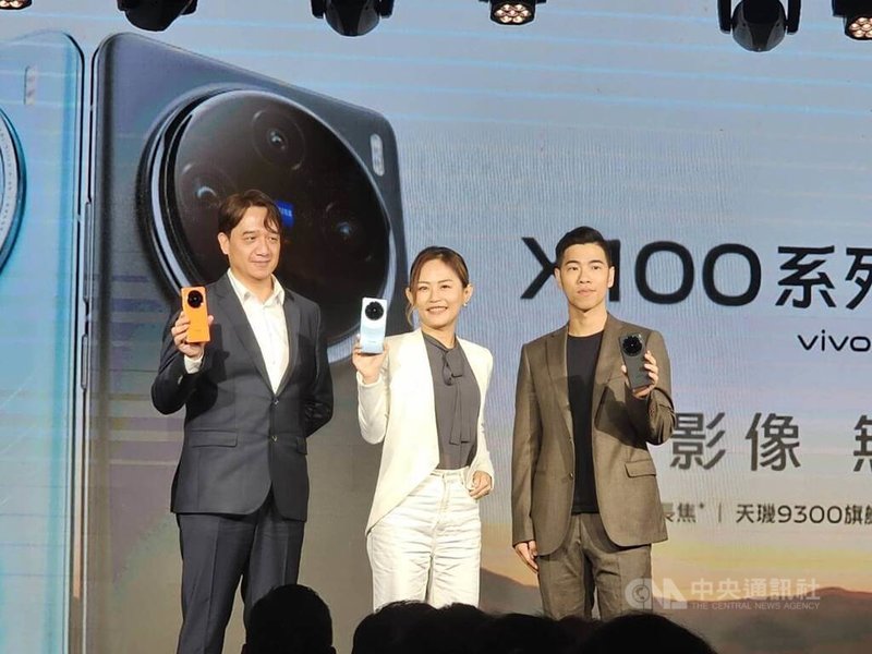 手機品牌vivo 15日在台發表新機X100系列，vivo台灣總經理陳怡婷（中）表示，預料銷量會比前一代增加2.6倍。中央社記者江明晏攝  112年12月15日
