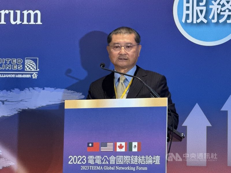 台灣區電機電子工業同業公會(電電公會)15日舉辦2023國際鏈結論壇,理事長李詩欽(圖)表示,台商在美墨加協定(USMCA)需要扮演更重要角色,直接進入當地市場。中央社記者吳家豪攝 112年12月15日