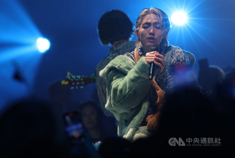 歌手林宥嘉15日晚間在台北小巨蛋開唱，他表示，希望觀眾能跟著音樂回到像小孩子般瘋狂的樣子，也盼能唱進歌迷心裡。中央社記者張新偉攝  112年12月15日