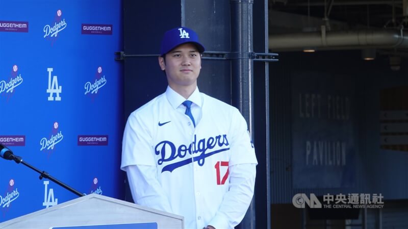 日本球星大谷翔平與道奇隊在美西時間12月14日簽下破紀錄10年7億美元合約,轟動世界體壇。他在加盟道奇隊後首次亮相,正式披上藍白球衣。中央社記者林宏翰洛杉磯攝 112年12月15日