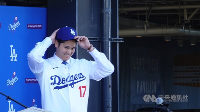 日本球星大谷翔平與道奇隊簽下破紀錄10年7億美元合約,轟動世界體壇。大谷正式披上藍白球衣。中央社記者林宏翰洛杉磯攝 112年12月15日