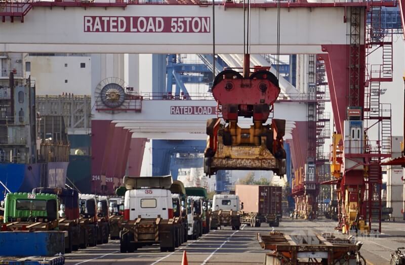 圖為高雄港區貨櫃裝卸作業進行情形。（中央社檔案照片）