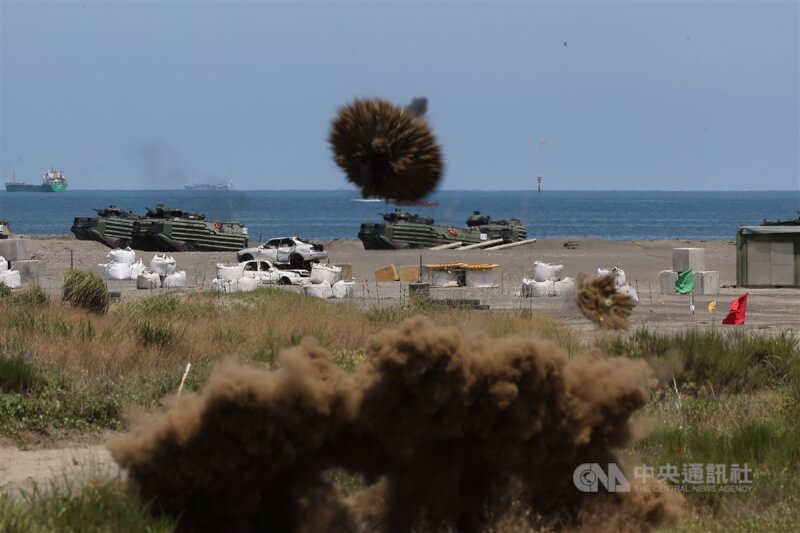 圖為國軍7月13日在新北八里海灘進行漢光演習的預演。（中央社檔案照片）