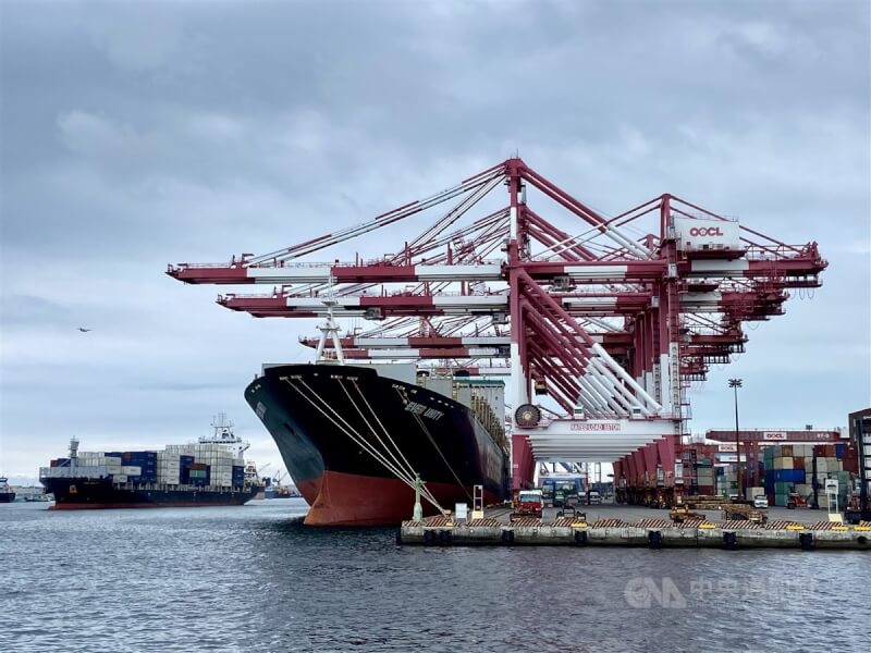 圖為高雄港區一艘貨櫃船靠港裝卸貨櫃。（中央社檔案照片）