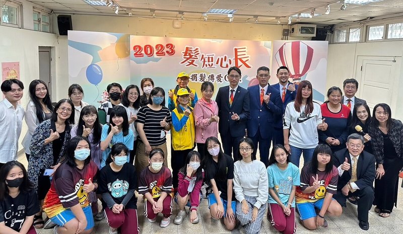 新北市新莊區福營國中15日舉辦「捐髮傳愛」活動,多名學子響應獻愛、捐出長髮,盼為癌症病友帶來希望和力量。(福營國中提供)中央社記者黃旭昇新北市傳真 112年12月15日