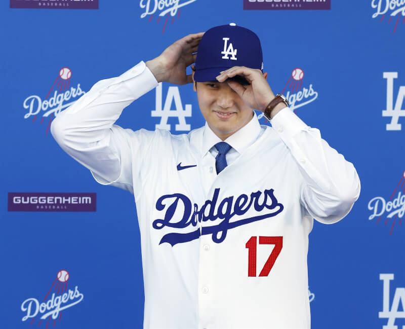 大谷翔平14日在洛杉磯道奇球場首次亮相,披上招牌的藍白戰袍。(共同社)