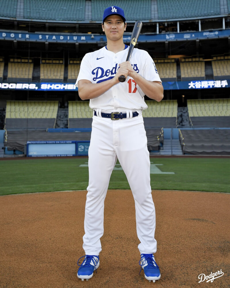 日本球星大谷翔平14日在洛杉磯道奇球場出席加盟記者會，並披上17號道奇隊球衣。（圖取自twitter.com/Dodgers）