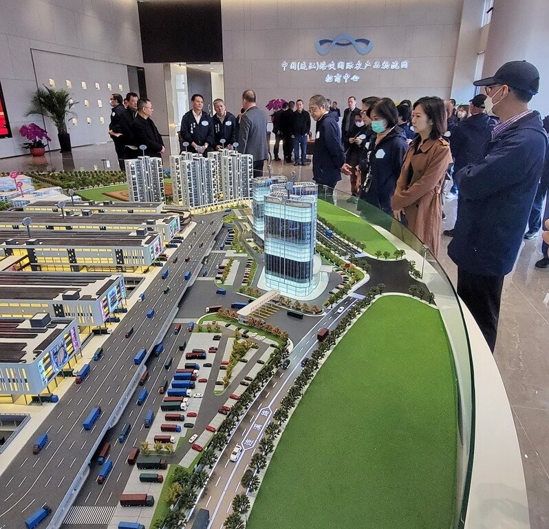 連江縣長王忠銘13日率團前往中國大陸福州市交流,參訪海峽國際農產品物流園區,盼擴展馬祖農產品市場。(連江縣政府提供)中央社記者黃旭昇連江縣傳真 112年12月15日