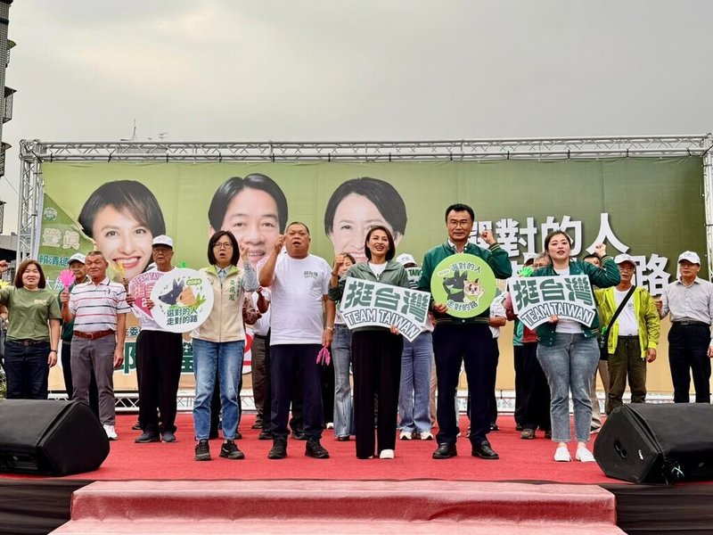 民進黨高雄市第一選區立委參選人邱議瑩（前右3）16日在內門、大樹區成立後援會，前農業部長陳吉仲（前右2）出席大樹後援會成立活動，籲請選民繼續支持對的人。（邱議瑩競選總部提供）中央社記者林巧璉傳真 112年12月16日