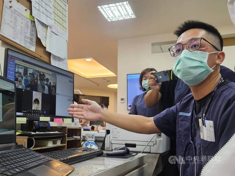 支援台東大武衛生所的高醫急診部主治醫師王品涵（圖），已到大武服務2年、每個月約2至4天必須坐1.5小時火車才能到衛生所，「就是舟車勞頓」，他的語氣疲憊，眼底卻有著藏不住驕傲。中央社記者陳婕翎攝  112年12月16日