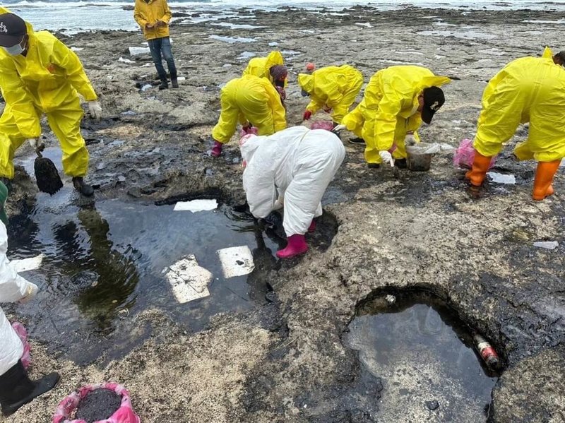 台東綠島和台灣東部海域12月初陸續發現油污，海保署指出，為避免海洋環境遭受破壞，各地方政府已於第一時間應變及清除，並運用各種科技工具循線追查污染行為人。（海保署提供）中央社記者盧太城台東傳真  112年12月16日