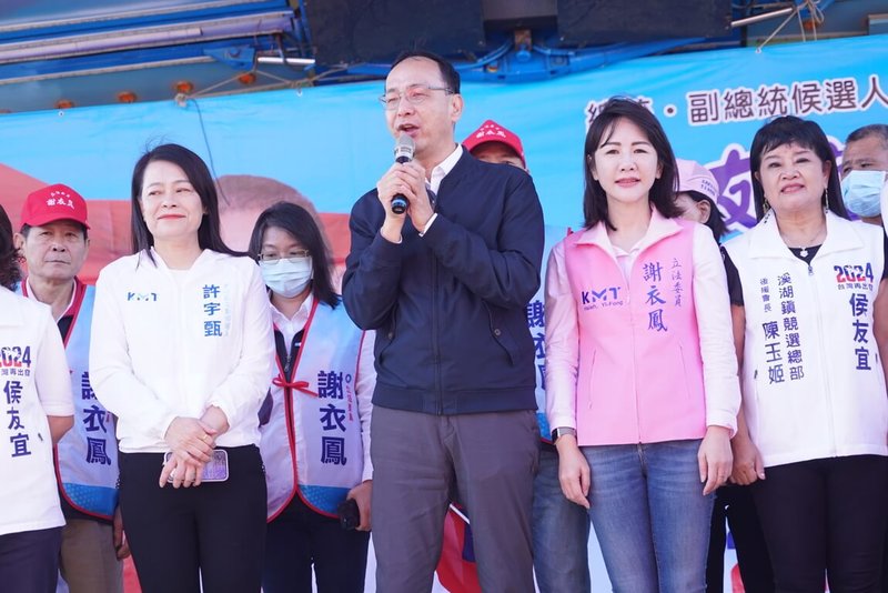 國民黨彰化縣立委參選人謝衣鳯（右2）16日在彰化溪湖舉辦競選總部成立大會，黨主席朱立倫（右3）到場站台，呼籲民眾支持謝衣鳯，讓她續留立院為鄉親打拚。（民眾提供）中央社記者吳哲豪傳真  112年12月16日