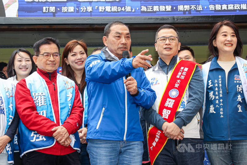 國民黨總統候選人侯友宜（右3）16日上午出席同黨籍台北市立委參選人羅智強（右2）競選總部成立大會，懇請眾人力挺羅智強、支持國民黨。中央社記者鄭清元攝　112年12月16日