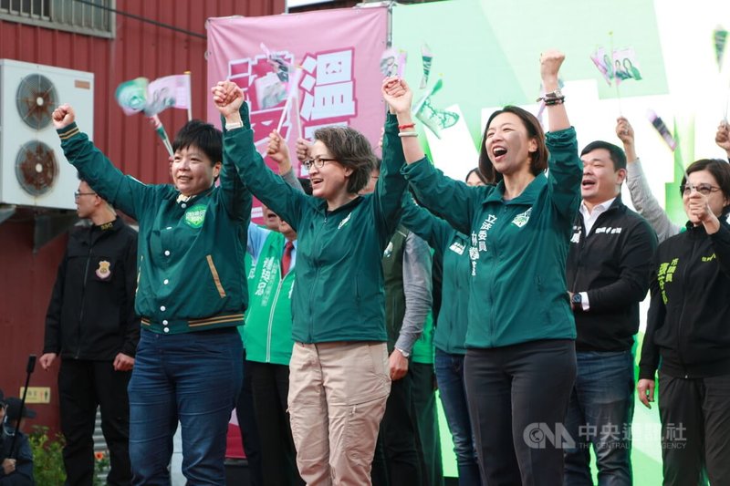 民進黨台中市第2選區立委參選人林靜儀（前右）16日在沙鹿區德林宮前舉辦海線競選總部成立大會，黨籍副總統候選人蕭美琴（前中）現身站台，場面熱絡。中央社記者蘇木春攝  112年12月16日