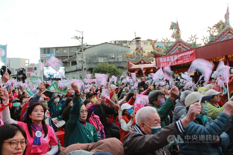 民進黨台中市第2選區立委參選人林靜儀16日在沙鹿區德林宮前舉辦海線地區競選總部成立大會，大批支持者到場相挺，熱情揮舞旗幟。中央社記者蘇木春攝  112年12月16日