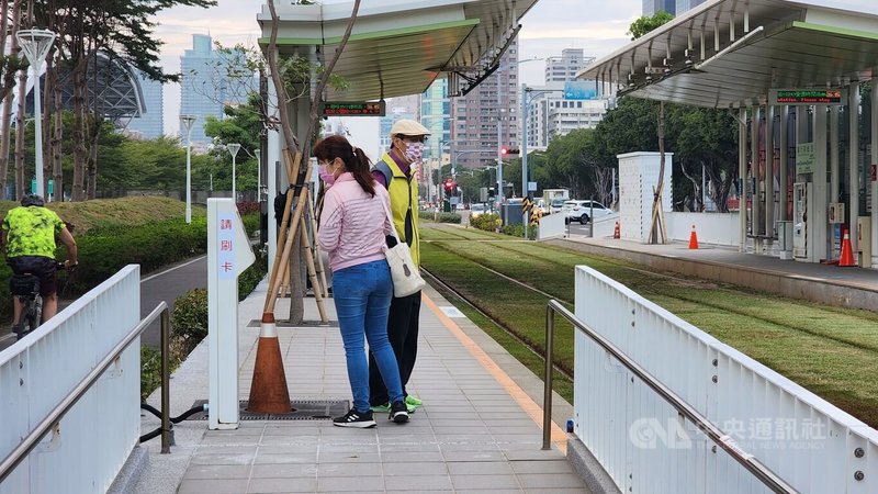 高雄輕軌成圓後站點增加，民眾搭乘意願跟著提高，大順路未通車前，民國112年日均運量已破2萬人次。圖為通勤上下班民眾以電子票證刷票卡搭車。中央社記者洪學廣攝 112年12月16日